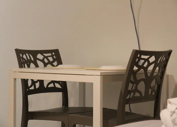 לינה וארוחת בוקר Mirabari 3*